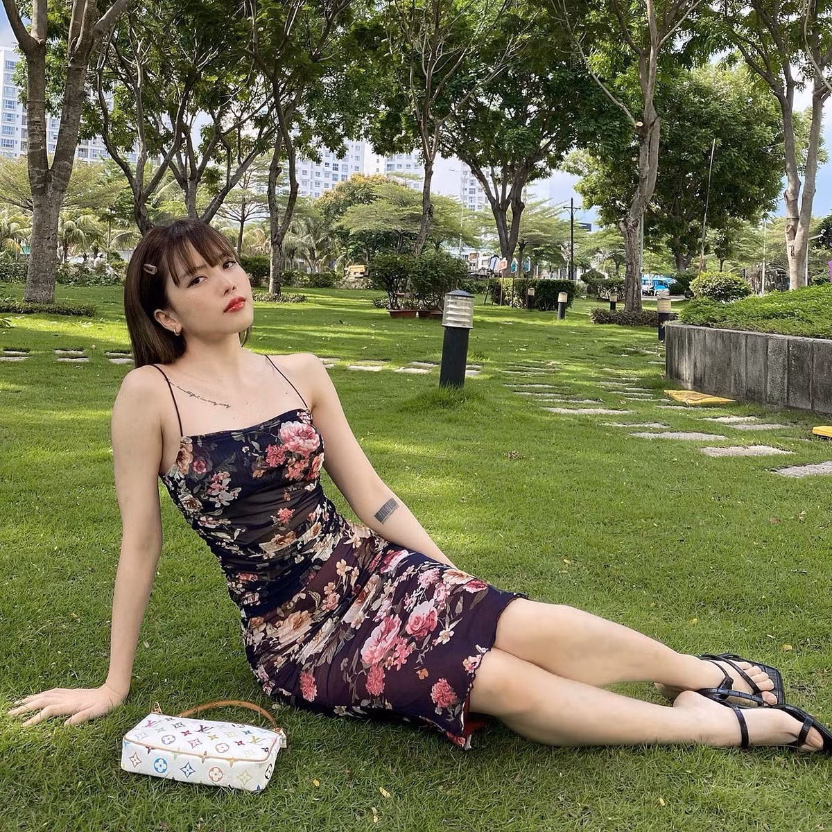 Ngoài các mẫu áo khoe khoảng hở, váy liền thân cũng được Thiều Bảo Trâm yêu thích. Dòng trang phục này lại giúp người đẹp tôn đường cong 3 vòng nuột nà. Ảnh: FBNV. 