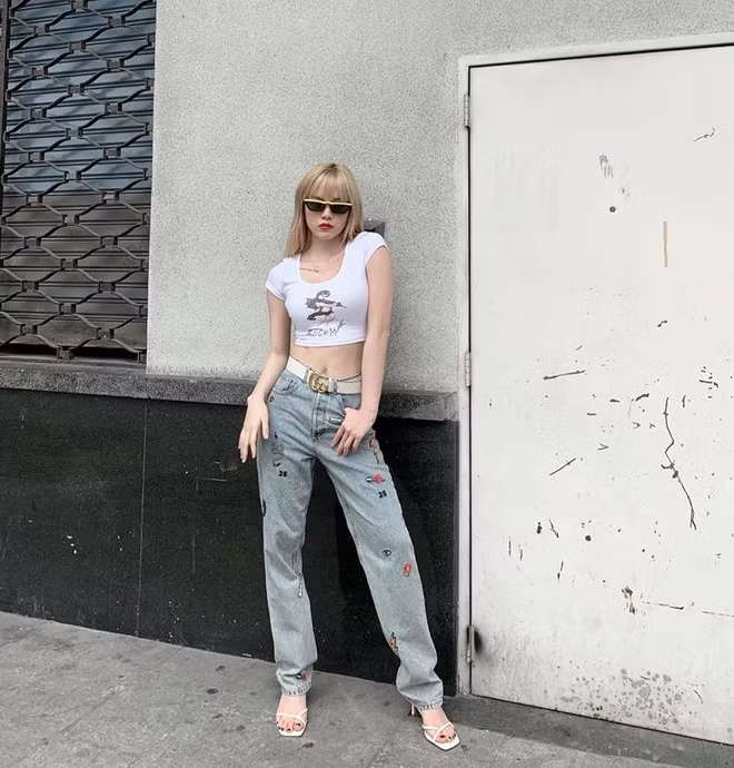 Áo crop-top là trang phục hở eo được giọng ca yêu thích nhất. Cô luôn sử dụng áo khoe khoảng hở để tôn vòng eo thon gọn.