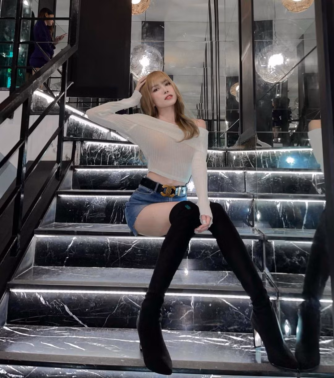 Nhờ chăm chỉ tập luyện, Thiều Bảo Trâm sở hữu vòng eo 60 cm săn chắc, hình thể cân đối. Lợi thế hình thể cho phép cô được thoải mái biến hóa nhiều kiểu trang phục khoe eo thon khác nhau.