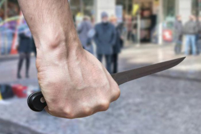 Cong an xa bi con do dung keo dam trong thuong