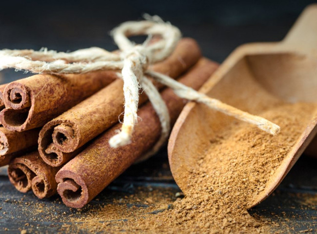 7. Quế: Thành phần chính trong quế mang lại hương vị đặc biệt đó là cinnamaldehyde (một chất flavonoid tự nhiên), được cho là có tác dụng giảm béo. Một nghiên cứu trong tờ American Journal of Clinical Nutrition phát hiện rằng, quế giúp giảm bài tiết insulin, đồng nghĩa là ngăn chặn đường lưu trữ dưới dạng mỡ.