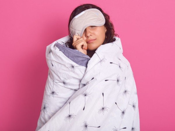 6. Thiếu ngủ: Ngủ đủ giấc cũng cần thiết như thức ăn bổ dưỡng khi duy trì một lối sống lành mạnh. Thói quen sinh hoạt kém, ăn uống không đúng giờ, lười vận động gây ra nhiều bệnh tật. Mỗi người cần ngủ ít nhất 6 giờ mỗi ngày để trí óc hoạt động bình thường và cơ thể luôn khỏe mạnh và tràn đầy năng lượng.