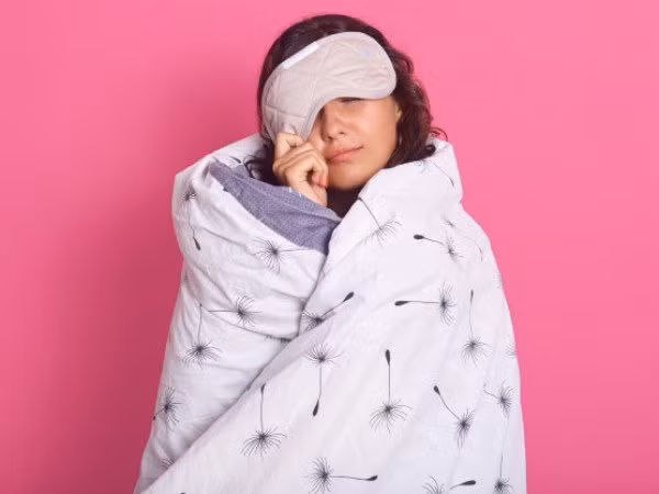 6. Thiếu ngủ: Ngủ đủ giấc cũng cần thiết như thức ăn bổ dưỡng khi duy trì một lối sống lành mạnh. Thói quen sinh hoạt kém, ăn uống không đúng giờ, lười vận động gây ra nhiều bệnh tật. Mỗi người cần ngủ ít nhất 6 giờ mỗi ngày để trí óc hoạt động bình thường và cơ thể luôn khỏe mạnh và tràn đầy năng lượng.