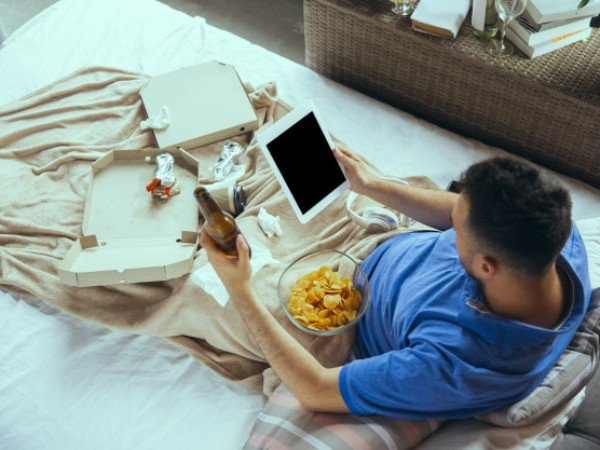 5. Cuộc sống ít vận động: Lười động là một trong những yếu tố chính góp phần gây ra suy nhược và mệt mỏi. Các nghiên cứu liên kết lối sống ít vận động với hội chứng mệt mỏi mãn tính (CFS), đặc trưng bởi sự mệt mỏi cực độ, không rõ nguyên nhân hàng ngày. Hãy thay thế lối sống ít vận động bằng lối sống năng động có thể giúp giảm mệt mỏi và tăng cường mức năng lượng.