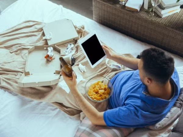 5. Cuộc sống ít vận động: Lười động là một trong những yếu tố chính góp phần gây ra suy nhược và mệt mỏi. Các nghiên cứu liên kết lối sống ít vận động với hội chứng mệt mỏi mãn tính (CFS), đặc trưng bởi sự mệt mỏi cực độ, không rõ nguyên nhân hàng ngày. Hãy thay thế lối sống ít vận động bằng lối sống năng động có thể giúp giảm mệt mỏi và tăng cường mức năng lượng.