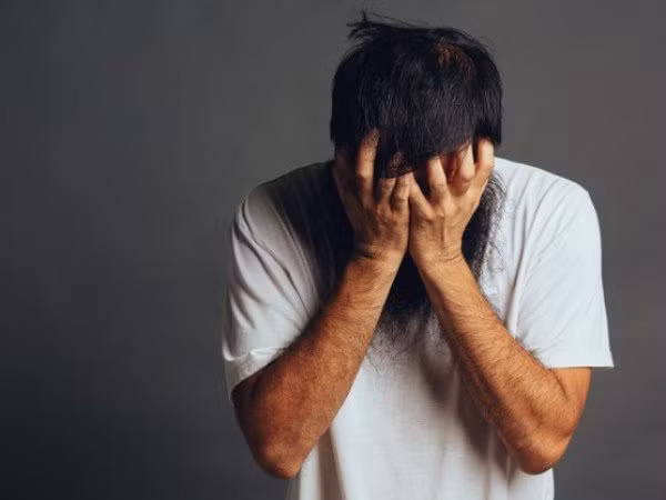 9. Trầm cảm: Nếu cùng với mức năng lượng giảm, bạn cảm thấy khó tập trung và khó ngủ, thường xuyên chìm đắm trong quá khứ, luôn cảm thấy tiêu cực và tuyệt vọng, không muốn giao tiếp xã hội và tự giam mình, bạn có thể bị trầm cảm. Tốt nhất là hãy sớm tìm sự giúp đỡ của bác sĩ tâm lý hoặc trò chuyện với người thân.