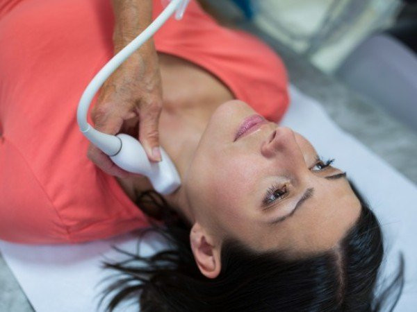 2. Các vấn đề về tuyến giáp: Trong trường hợp này, bạn mệt mỏi kèm theo da và tóc khô, móng tay dễ gãy, bọng dưới mắt, giọng nói khàn, nhịp tim tăng, thay đổi tâm trạng, kích thích... Tuyến giáp tiết ra hormone kiểm soát các chức năng chính của cơ thể. Nếu tuyến giáp không hoạt động bình thường, nó sẽ đẩy hormone của bạn ra ngoài tầm kiểm soát và làm rối loạn mức năng lượng của bạn.