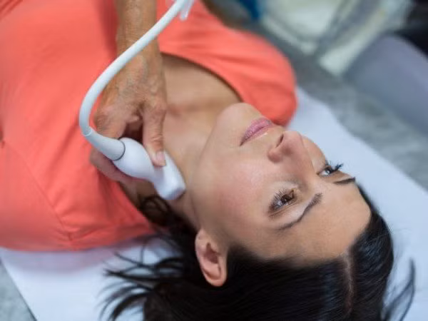 2. Các vấn đề về tuyến giáp: Trong trường hợp này, bạn mệt mỏi kèm theo da và tóc khô, móng tay dễ gãy, bọng dưới mắt, giọng nói khàn, nhịp tim tăng, thay đổi tâm trạng, kích thích... Tuyến giáp tiết ra hormone kiểm soát các chức năng chính của cơ thể. Nếu tuyến giáp không hoạt động bình thường, nó sẽ đẩy hormone của bạn ra ngoài tầm kiểm soát và làm rối loạn mức năng lượng của bạn.