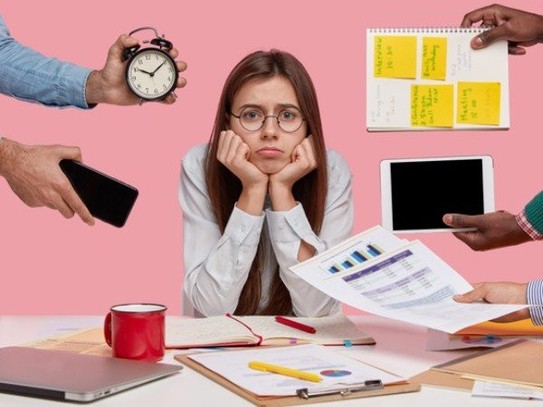 8. Căng thẳng: Mức độ căng thẳng bình thường hàng ngày không phải là điều đáng lo ngại, nhưng căng thẳng mãn tính đã được chứng minh là có tác động đến mức năng lượng của bạn. Mặc dù đôi khi không thể tránh được căng thẳng, nhưng bạn có thể áp dụng các phương pháp kiểm soát căng thẳng như yoga hoặc thiền để giúp ích cho bản thân.