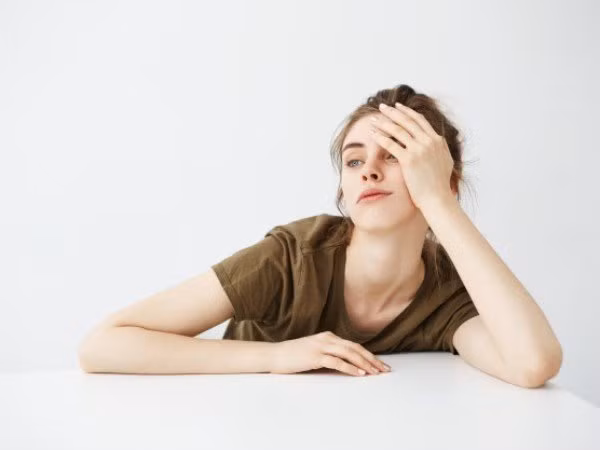 1. Thiếu máu: Một trong những lý do phổ biến khiến bạn mệt mỏi cả ngày là do thiếu máu, do thiếu hụt các tế bào hồng cầu vận chuyển oxy đến các bộ phận khác nhau của cơ thể. Nếu bạn luôn cảm thấy mệt mỏi kèm theo đau đầu, khó tập trung, tim đập nhanh, khó ngủ...hãy đến bệnh viện để kiểm tra.