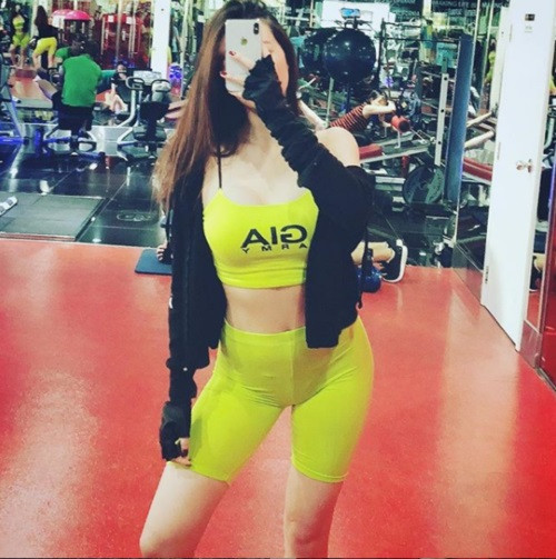 Người mẫu Khánh My nhận không ít chỉ trích khi lỗi mặc quần tập gym mỏng dính để lộ vùng nhạy cảm cơ thể.