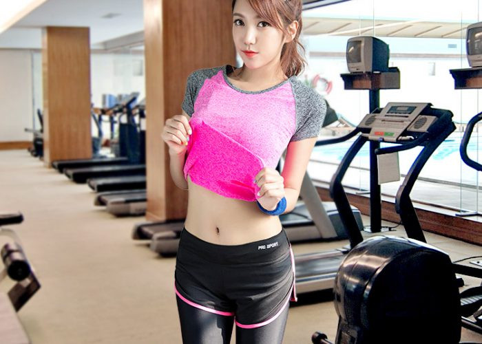 Nên dùng áo ngực thể thao. Thay vì dùng áo ngực thông thường, bạn hãy chọn các loại áo nịt ngực chuyên dụng để tập gym, những chiếc áo này được thiết kế giúp hạn chế tình trạng đau lưng và tránh gây tổn thương vòng 1 khi luyện tập. Ảnh: IT.