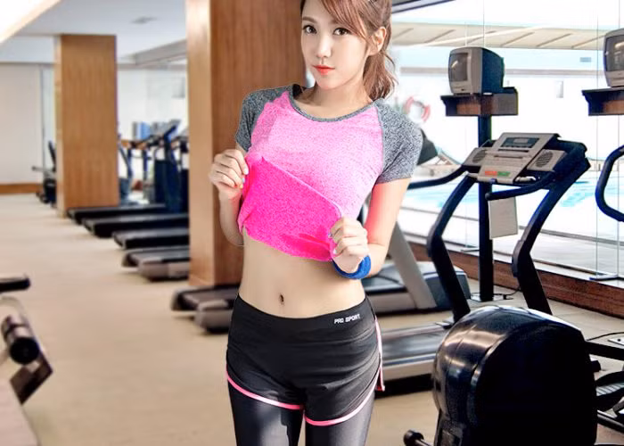 Nên dùng áo ngực thể thao. Thay vì dùng áo ngực thông thường, bạn hãy chọn các loại áo nịt ngực chuyên dụng để tập gym, những chiếc áo này được thiết kế giúp hạn chế tình trạng đau lưng và tránh gây tổn thương vòng 1 khi luyện tập. Ảnh: IT.