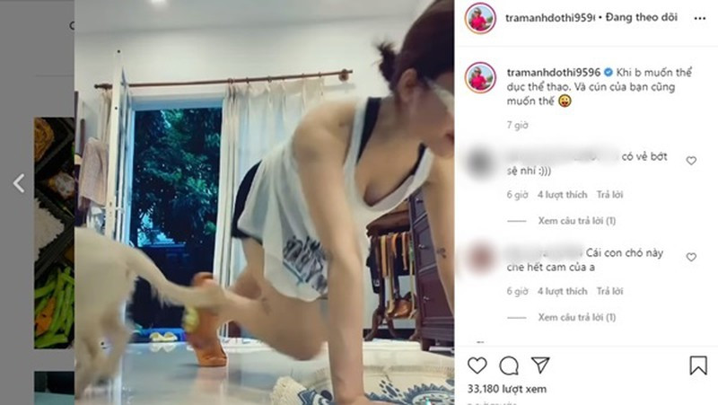 Mới đây, hot girl Trâm Anh gây chú ý khi đăng tải clip tập thể thao với cách chọn đồ tập hớ hênh. Cụ thể, cô nàng diện chiếc áo ba lỗ rộng cổ mênh mông, kết hợp quần ngắn khiến cô lộ hết vùng nhạy cảm trước máy quay.