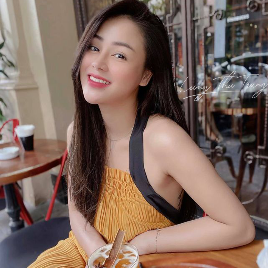 Nữ chính "Hướng dương ngược nắng" khoe nét gợi cảm với chiếc đầm cổ yếm sexy. Ảnh: FBNV.