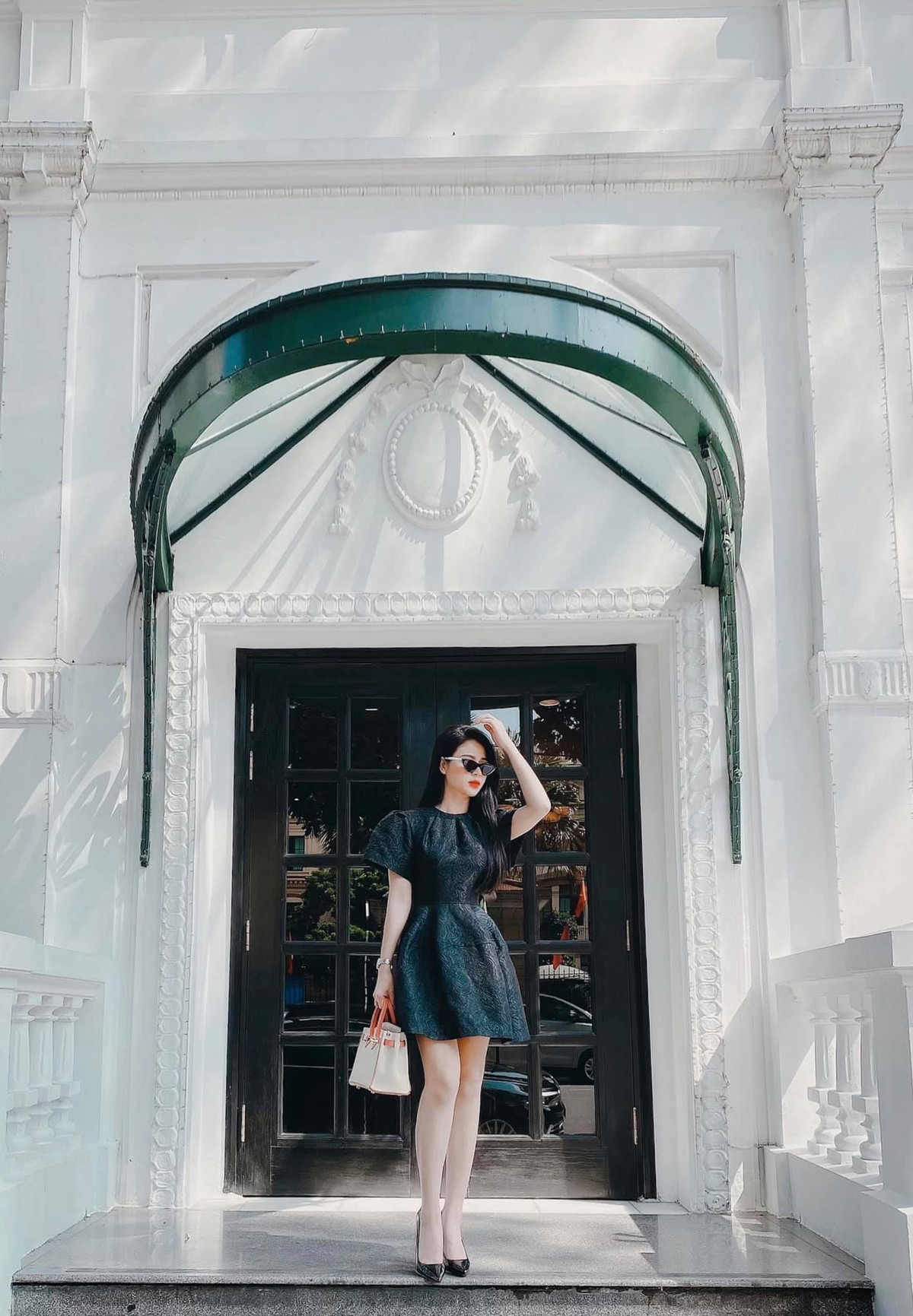 Nữ diễn viên sinh năm 1990 thường xuyên đăng tải những hình ảnh ăn mặc rất hợp mốt và sành điệu.