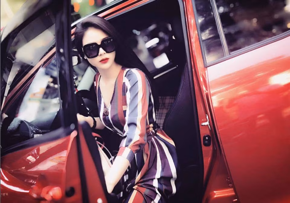 Bà mẹ đơn thân khiến nhiều người phải ngoái nhìn vì nhan sắc xinh đẹp và cách ăn mặc hợp mốt.