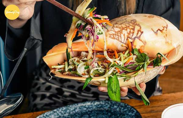 Gỏi ốc giác: Ốc giác là loại hải sản quen thuộc của người dân Phú Quý nhưng lại lạ lẫm với du khách thập phương. Một con ốc giác lớn nặng từ 1.5 kg – 2 kg, người ta có thể biến tấu thành nhiều món khác nhau nhưng món gỏi ốc giác là món ăn khoái khẩu của khách du lịch khi đến đây.