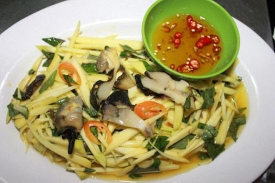 Để có món gỏi ốc giác ngon, người dân đảo Phú Quý thường dùng hành tím nhỏ để phi có mùi thơm, gia vị cũng được chế biến theo công thức riêng, ăn vào rất vừa miệng. Ốc giác được thái nhỏ để ngấm hết gia vị, ăn vào là ghiền ngay. Gỏi ốc giác thường được ăn kèm với bánh tráng nướng hay bánh phồng tôm.