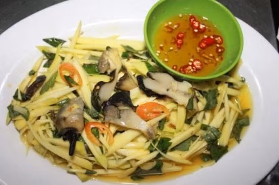 Để có món gỏi ốc giác ngon, người dân đảo Phú Quý thường dùng hành tím nhỏ để phi có mùi thơm, gia vị cũng được chế biến theo công thức riêng, ăn vào rất vừa miệng. Ốc giác được thái nhỏ để ngấm hết gia vị, ăn vào là ghiền ngay. Gỏi ốc giác thường được ăn kèm với bánh tráng nướng hay bánh phồng tôm.