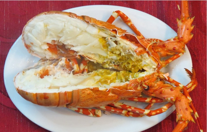 Tôm hùm là món hải sản khó có thể bỏ qua khi đặt chân đến đảo Phú Quý. Tại cầu cảng hay các nhà hàng hải sản địa phương đều có đặc sản này.