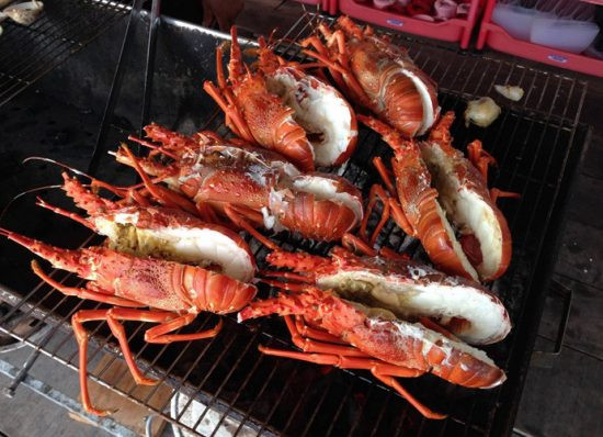 Có rất nhiều cách chế biến để bạn thưởng thức hương vị hấp dẫn của tôm hùm như hấp, nướng, làm gỏi, nấu cháo….. Tôm khi chín, bóc hết vỏ lộ ra lớp thịt trắng ngần với từng thớ thịt rất săn chắc, ngon lành.