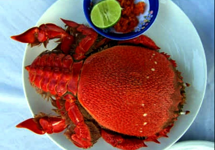 Cua được rửa sạch đem hấp chín để giữ độ ngọt. Tách lấy phần gạch để riêng, phần thịt cua ướp gia vị rồi xào sơ trong chảo dầu cho thấm. Cháo nhừ, cho thịt cua vào, sôi lên lại cho tiếp gạch cua, hành tây cắt lát, hành ngò và rắc tiêu ăn nóng hổi.