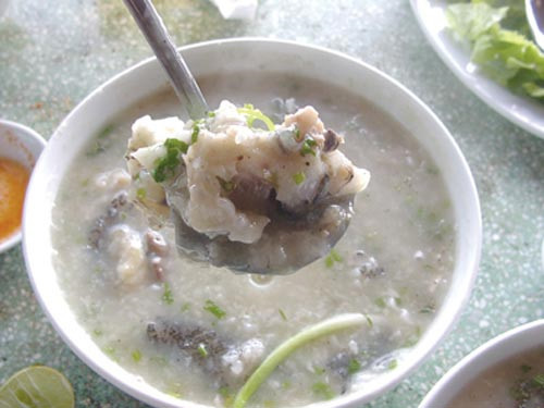 Cá mú được ưa chuộng bởi chất dinh dưỡng cao cũng như thịt cá thơm ngon. Theo người Phú Quý, cá mú làm được rất nhiều món. Nhưng có lẽ, chấm mù tạt và nấu cháo là hai món được chuộng nhất.