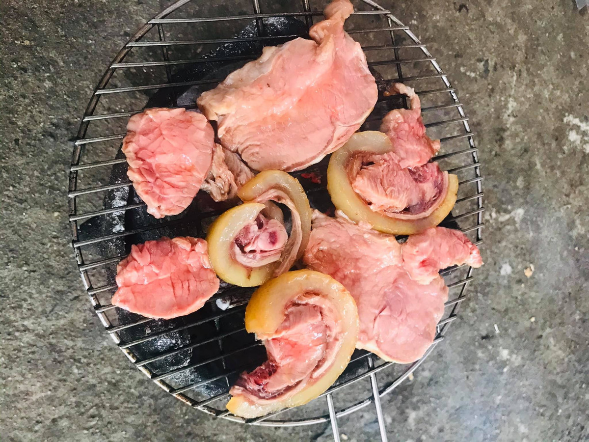 Bò Phú Quý: Không chỉ nổi tiếng về hải sản, đảo Phú Quý còn nức danh với món “bò nóng”. Bò Phú Quý được chăn thả, cho ăn cỏ tự nhiên nên thịt mềm ngọt, săn chắc, ít mỡ.