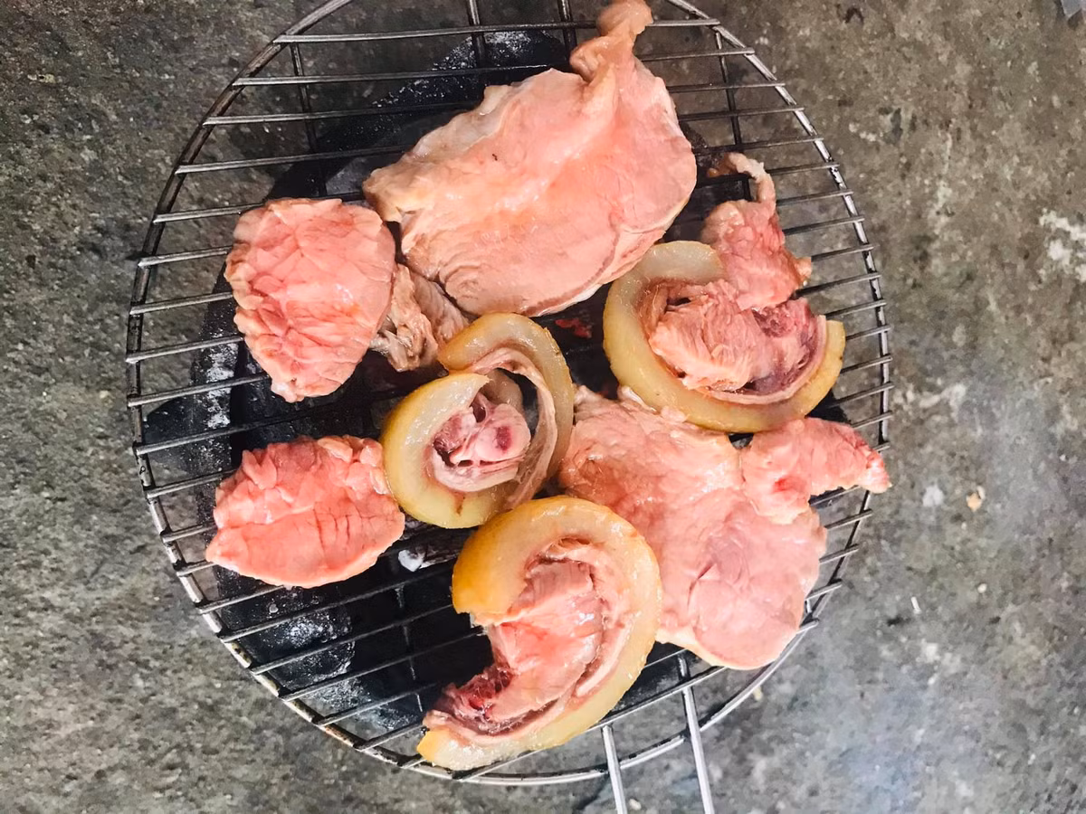 Bò Phú Quý: Không chỉ nổi tiếng về hải sản, đảo Phú Quý còn nức danh với món “bò nóng”. Bò Phú Quý được chăn thả, cho ăn cỏ tự nhiên nên thịt mềm ngọt, săn chắc, ít mỡ.