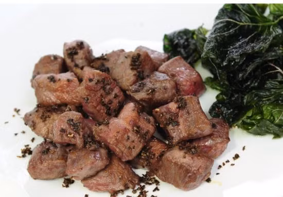 Khách có thể chọn thịt tươi tại chỗ, tự chế biến thành nhiều món đa dạng. Có thể kể đến món bò tái chanh cuốn rau sống, bò nướng thơm lừng da giòn mềm không dai, bò xào lăn, bò hấp gừng. Ảnh: Internet.