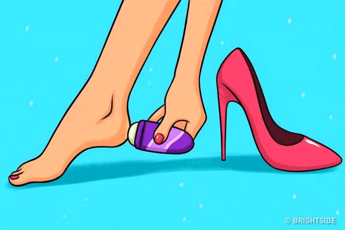 Khử mùi: Trước khi đeo giày, hãy thoa một số chất khử mùi hoặc chất bám dính vào các khu vực ma sát để tránh trơn trượt và khó chịu.