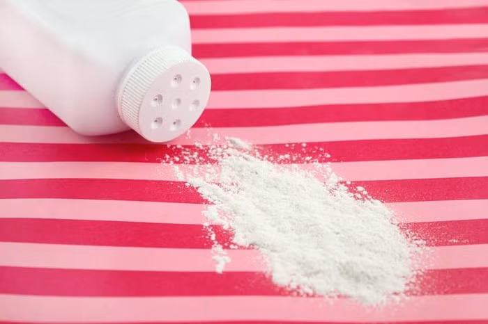 Dùng phấn rôm rắc lên đôi giày sẽ ngăn chặn mồ hôi ra quá nhiều, do đó giảm thiểu chấn thương cho bàn chân.