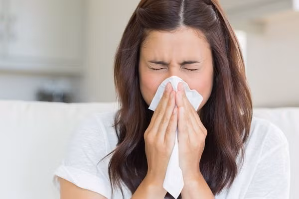 5. Cảm lạnh liên miên: Nhiều người thường chủ quan khi mắc chứng cảm lạnh vì chỉ nghĩ rằng đây là chứng bệnh “xoàng”. Thực chất, bệnh cảm lạnh có thể do tim bị yếu đi dẫn đến rò rỉ máu vào phổi. Lúc này nếu người bệnh ho có đờm màu hồng nhạt thì chắc chắn rằng bệnh đang cực kỳ nguy hại cho sức khỏe.