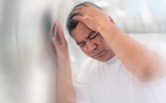 6. Xây xẩm, chóng mặt: Những người sắp gặp phải một cơn đột quỵ sẽ thường có cảm giác hoa mắt, chóng mặt, choáng váng có khi trước cả tuần. Lúc này, tim yếu đi khiến hệ thống tuần hoàn trong cơ thể gặp nhiều khó khăn khi phải lưu thông máu.