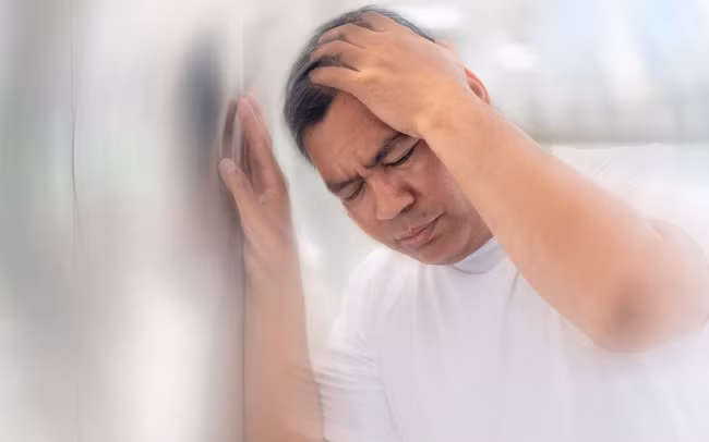 6. Xây xẩm, chóng mặt: Những người sắp gặp phải một cơn đột quỵ sẽ thường có cảm giác hoa mắt, chóng mặt, choáng váng có khi trước cả tuần. Lúc này, tim yếu đi khiến hệ thống tuần hoàn trong cơ thể gặp nhiều khó khăn khi phải lưu thông máu.