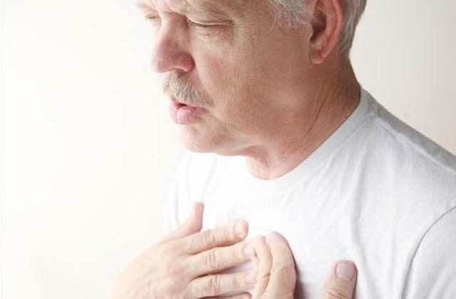 2. Khó thở: Ngoài tức ngực, người bệnh sẽ cảm thấy khả năng thở của mình trở nên khó khăn. Đặc biệt khi bạn đã ra ngoài trời để hít thở được tốt hơn nhưng vẫn thở không đều, đứt quãng.