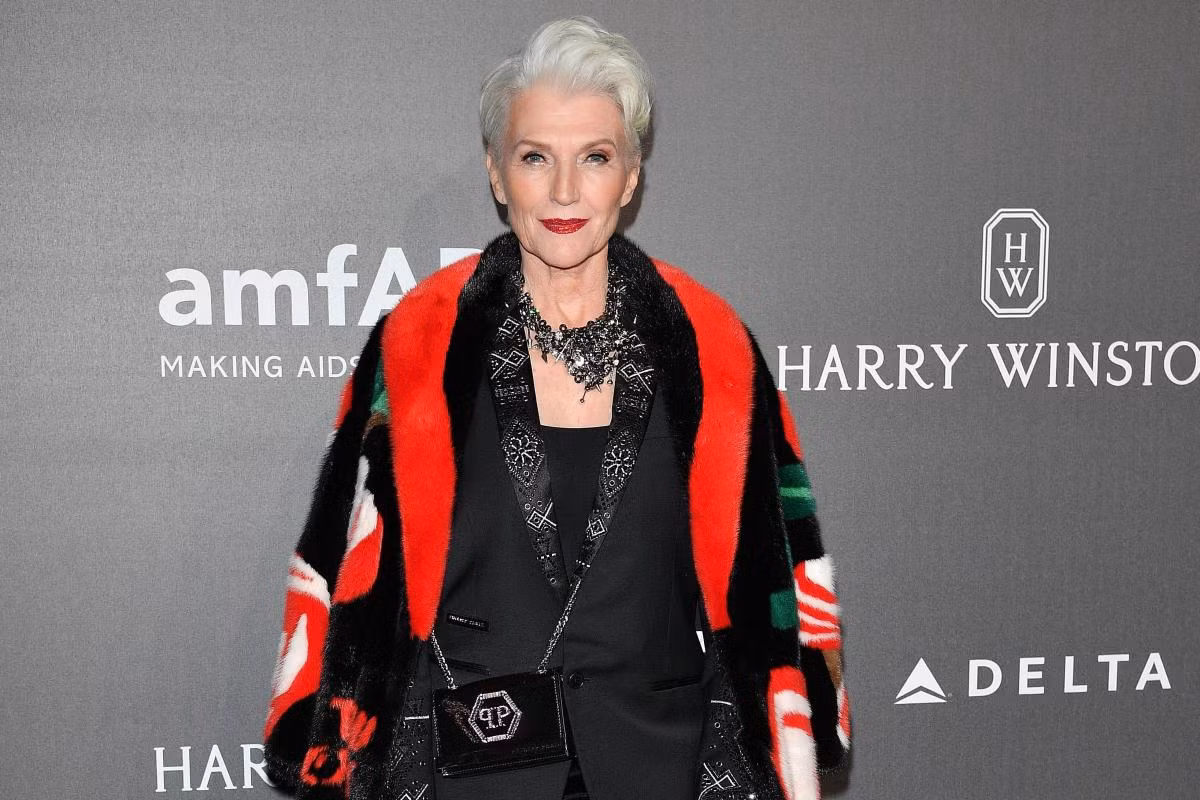 Bà Maye không ngại thử sức với những màu sắc rực rỡ và nổi bật. Quý bà sành điệu luôn biết cách làm mình trở nên trẻ trung và phong cách dù đã ở tuổi 72.