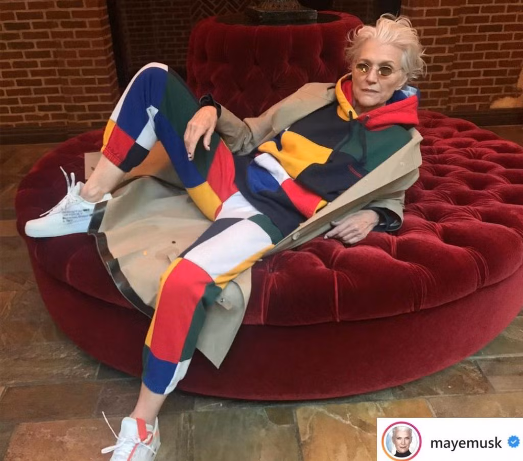 Siêu mẫu sinh năm 1948 không ngại diện những bộ trang phục màu mè, trẻ trung và cá tính.