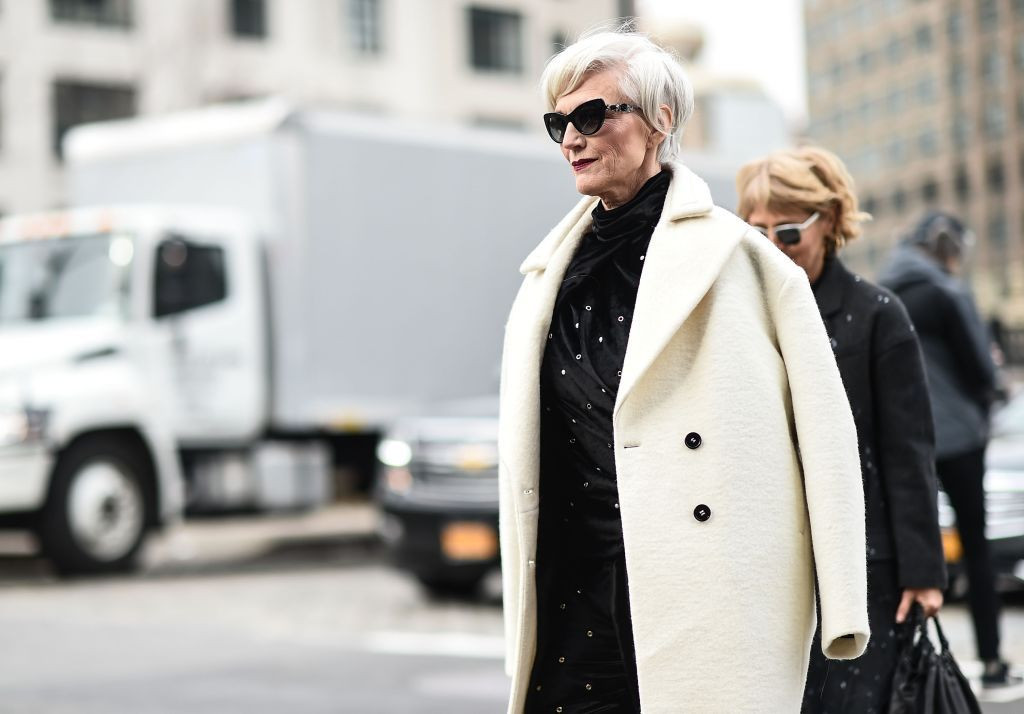 Trong suốt sự nghiệp người mẫu kéo dài 50 năm, bà Maye đã xuất hiện trên ảnh bìa của không ít tạp chí lớn trên thế giới. Bà cũng ghi dấu trong lòng giới mộ điệu với gu ăn mặc sành điệu và biến hóa đa dạng.