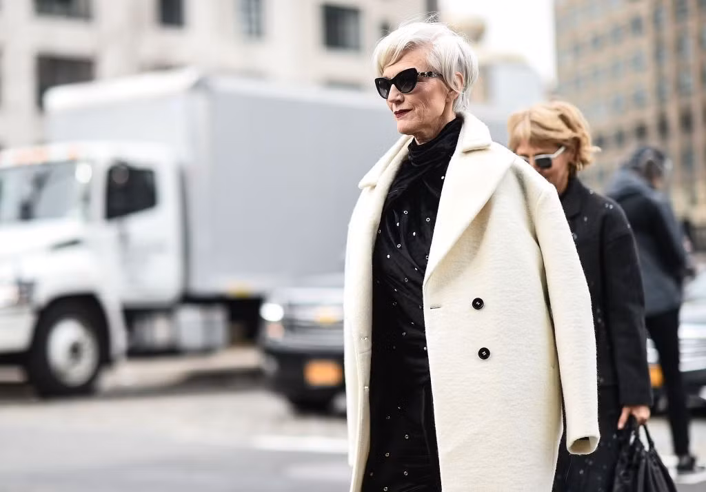 Trong suốt sự nghiệp người mẫu kéo dài 50 năm, bà Maye đã xuất hiện trên ảnh bìa của không ít tạp chí lớn trên thế giới. Bà cũng ghi dấu trong lòng giới mộ điệu với gu ăn mặc sành điệu và biến hóa đa dạng.