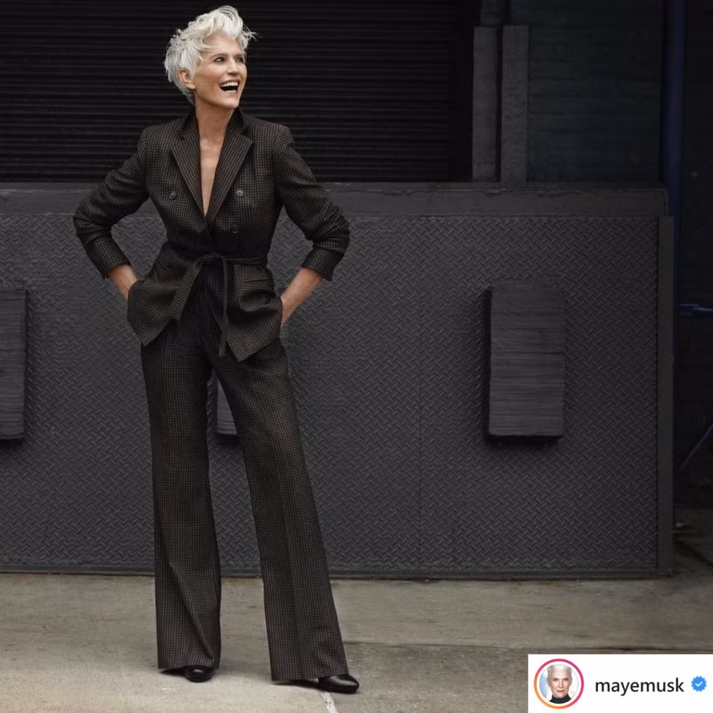 Khi diện những trang phục đơn sắc hay các thiết kế cổ điển, bà luôn biết cách tạo điểm nhấn thu hút với những lựa chọn thời trang tinh tế.