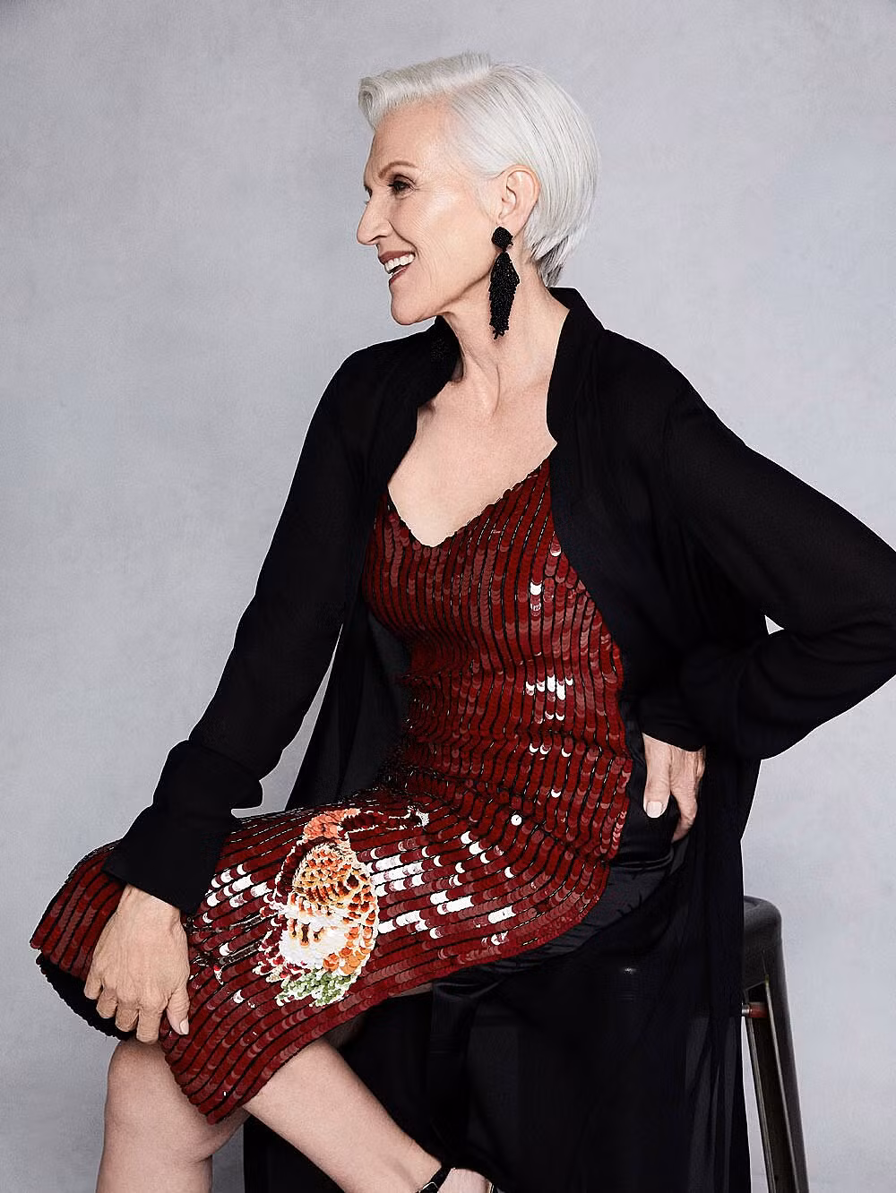 Phong cách thời trang của Maye Musk hướng tới sự tự do sáng tạo, bà không giới hạn mình theo bất kỳ quy chuẩn nào.