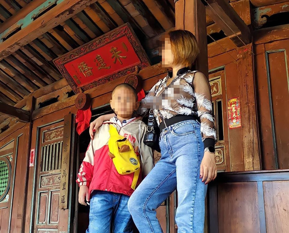 Co gai mac lo o Chua Cau: Chuan chi trang phuc vieng den chua nhu nao?