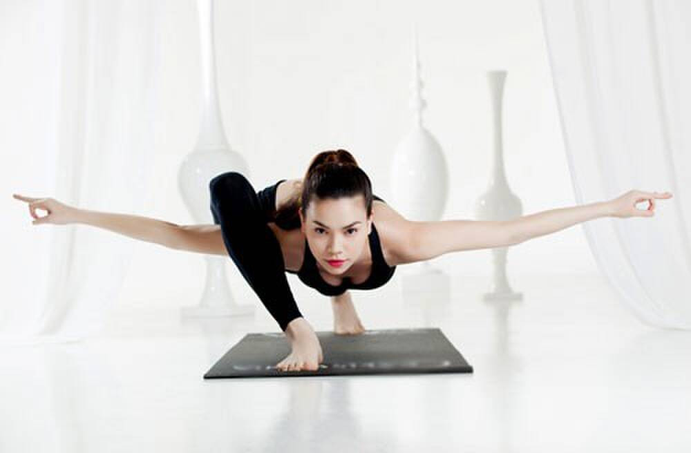 Với nhiều năm kinh nghiệm tập yoga, Hồ Ngọc Hà đã có những màn uốn dẻo hoặc giữ thăng bằng khiến fan không khỏi trầm trồ và ngưỡng mộ.