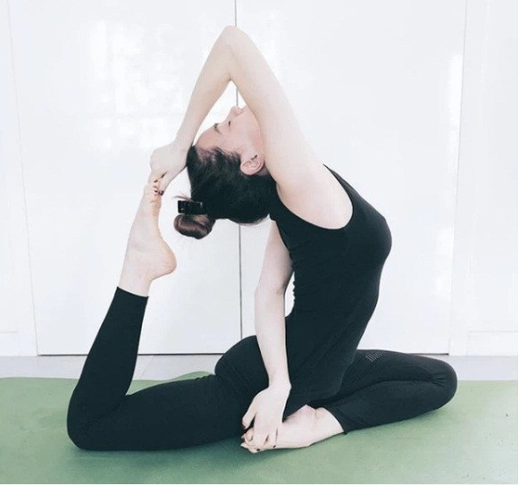 Với đôi chân dài, giọng ca 8X có nhiều lợi thế hơn trong việc thực hiện những động tác yêu cầu độ dẻo dai cao.