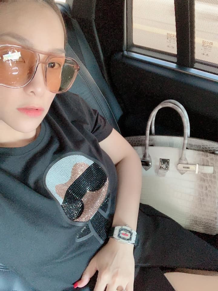 Với mỗi chiếc túi Hermes, Phương Thúy lại có một chiếc đồng hồ Richard Mille màu tương đồng. Mỗi chiếc đồng hồ có giá từ 15 đến 20 tỷ.