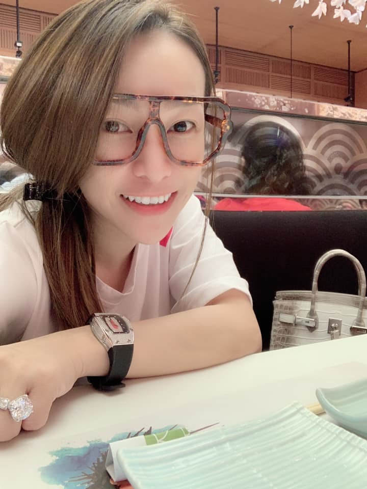 Riêng túi Hermes, người đẹp đã sở hữu bộ sưu tập đủ màu, với các kích cỡ khác nhau.