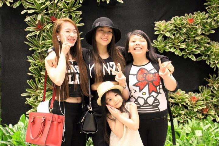 Phương Thúy diện áo crop phối cùng quần jeans trẻ trung chụp ảnh cùng 3 con gái.