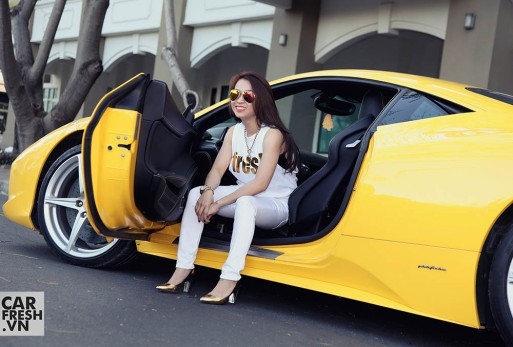 Vợ cả Minh Nhựa có nhan sắc vô cùng sang trọng, thần thái sắc sảo, gu thời trang trẻ trung hơn hẳn tuổi thật.